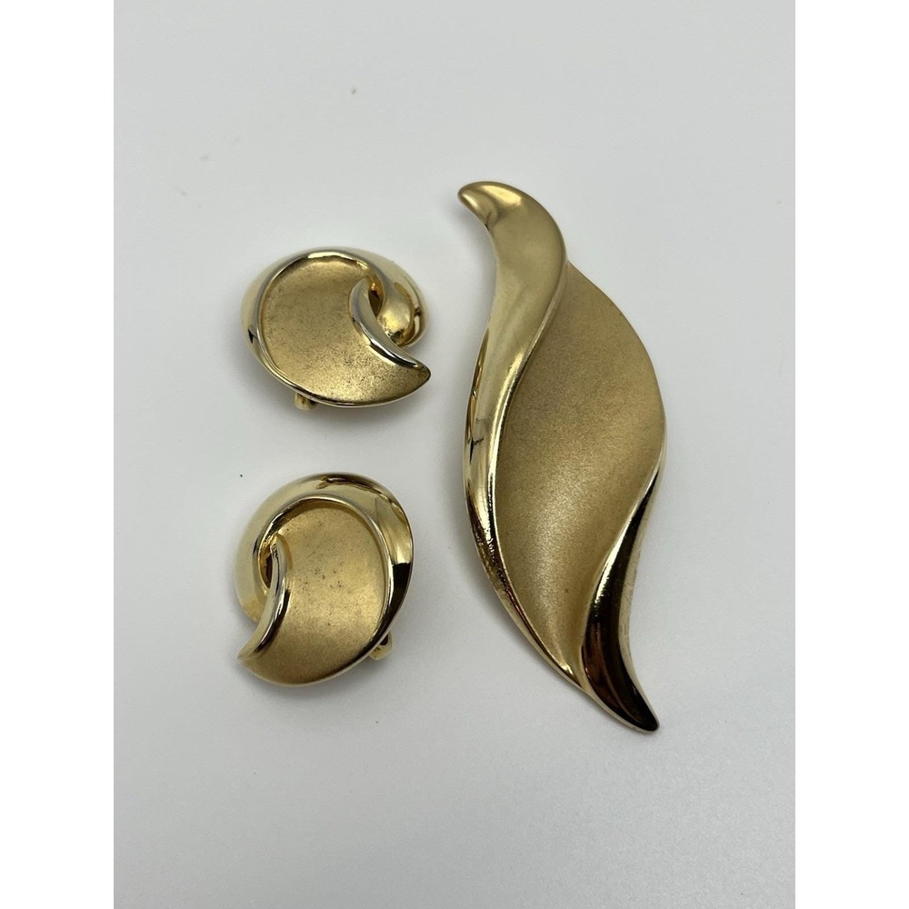 Vintage Trifari Gold Tone Swirl Brooch & Clip-On Earrings Set Signed